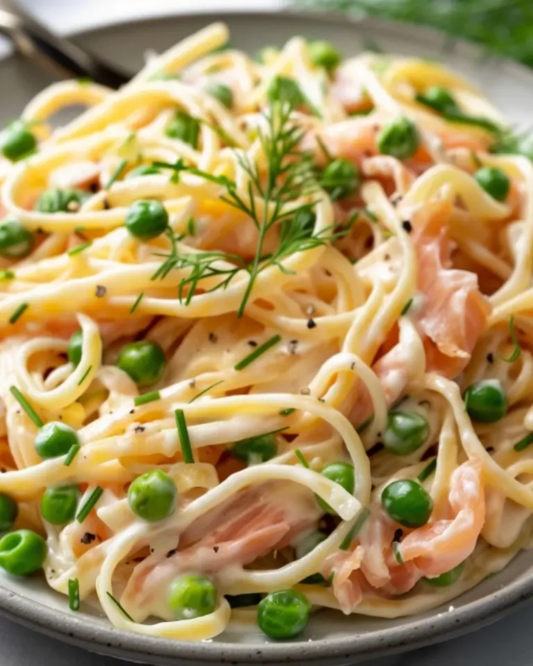 Cremige Räucherlachs Pasta mit Erbsen